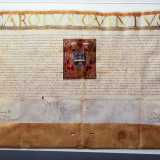 Un�altra pergamena ci affascina invece per la raffinata decorazione in oro. Si tratta della concessione del titolo nobiliare conferito ad Andrea Perrelli della Cava, il 24 marzo 1536, direttamente dall�imperatore Carlo V